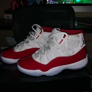 Jordan 11’s Cherry size 9 mens